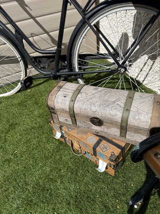 Bicicleta vintage con baúles decorativos