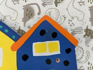Perchero infantil casas multicolor