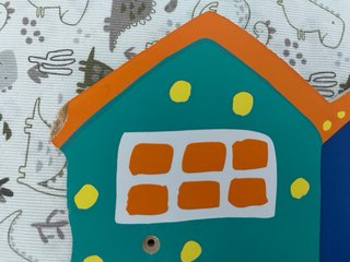 Perchero infantil casas multicolor