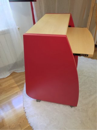 Mueble de ordenador rojo y madera