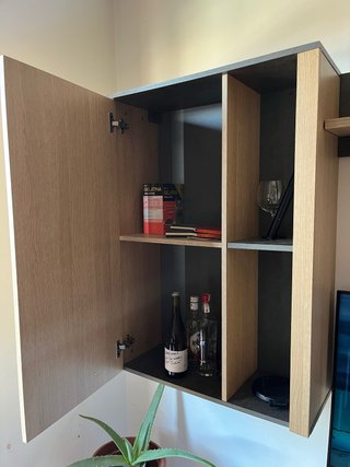 Estantería de pared con puerta