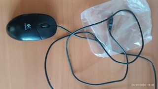 Teclado y ratón de la marca “Logitech”.