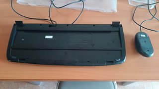 Teclado y ratón de la marca “Logitech”.