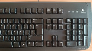 Teclado y ratón de la marca “Logitech”.