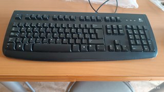 Teclado y ratón de la marca “Logitech”.