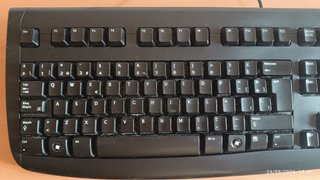 Teclado y ratón de la marca “Logitech”.