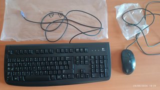 Teclado y ratón de la marca “Logitech”.