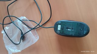 Teclado y ratón de la marca “Logitech”.