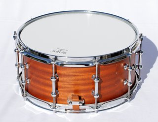 Caja 14x7 casco de caoba africana y aros refuerzo