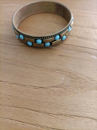 Pulsera dorada con detalles turquesa