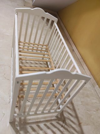 Cuna de madera blanca