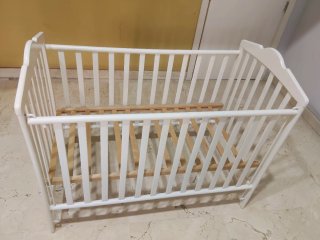Cuna de madera blanca