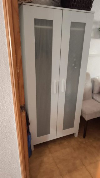 Armario blanco con puertas trasparentes
