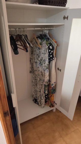 Armario blanco con puertas trasparentes