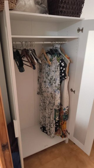 Armario blanco con puertas trasparentes