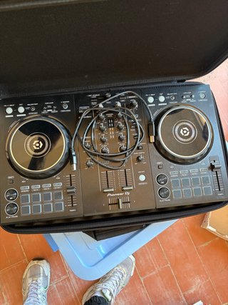 Controladora Pioneer DJ y Cascos