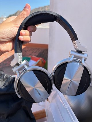 Controladora Pioneer DJ y Cascos