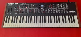 Sintetizador Dave Smith Instruments Prophet Rev2