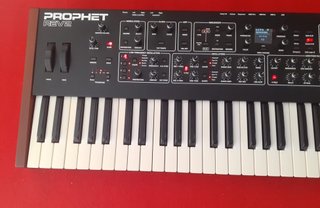 Sintetizador Dave Smith Instruments Prophet Rev2