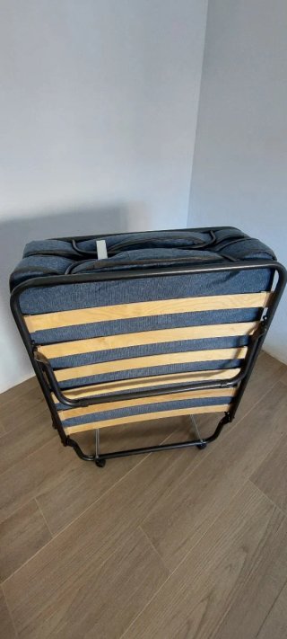 Cama plegable JYSK con funda