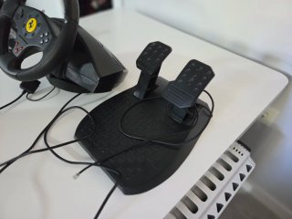 Volante Thrustmaster Ferrari para PS1, PS2 y PC