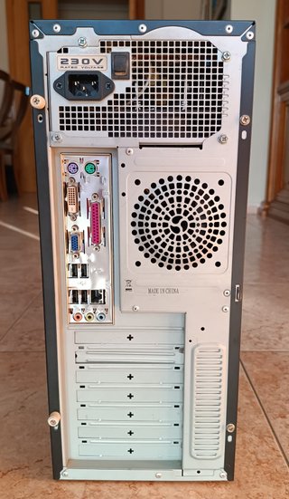 Ordenador: Torre, pantalla, teclado y ratón