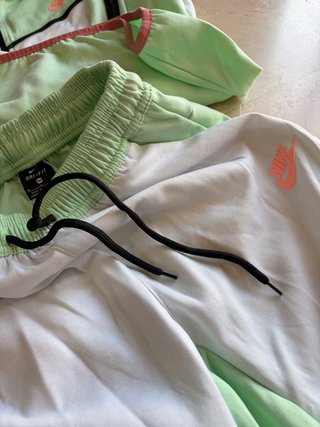 Conjunto deportivo verde y blanco