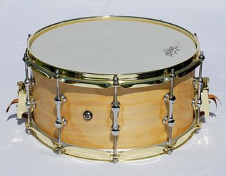 Caja de 14" con casco de abedul y aros de refuerzo
