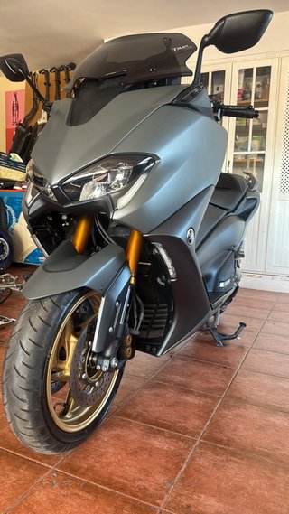 Yamaha TMAX Maxi Scooter Gris Dorado