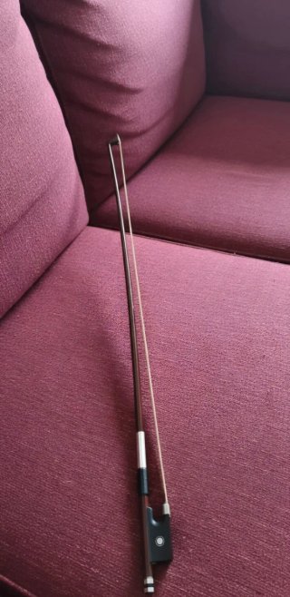 Violonchelo con arco, funda y soporte