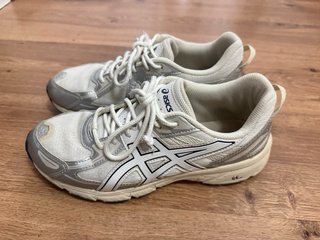 Zapatillas Asics Talla 38 Plata y Blanco