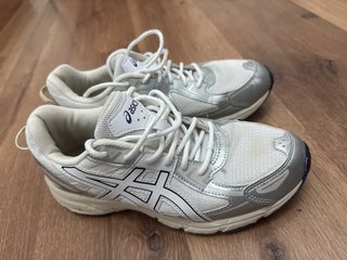 Zapatillas Asics Talla 38 Plata y Blanco