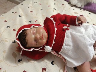 BEBE REBORN CON OJOS CERRADOS Y PELO  INJERTADO