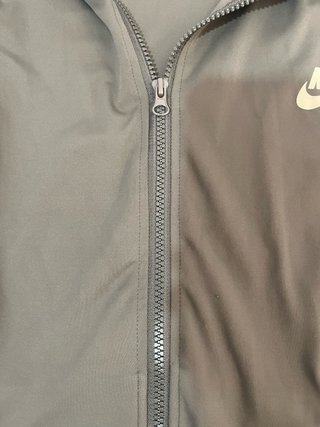 Chaqueta Nike gris con capucha