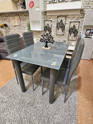 Mesa de cristal templado y 4 sillas grises