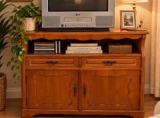 Mueble de madera con cajones y puertas