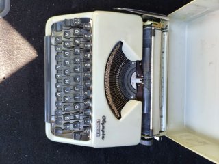 Máquina de escribir Olympia Splendid 33 y maletín
