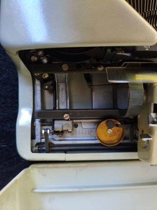 Máquina de escribir Olympia Splendid 33 y maletín