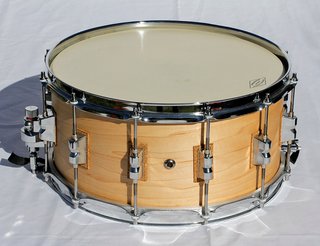 Caja de 14" con casco de arce y 12 divisiones