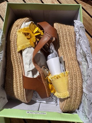 Sandalias con flor amarilla T.37 NUEVAS