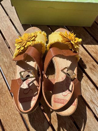 Sandalias con flor amarilla T.37 NUEVAS