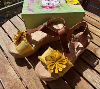 Sandalias con flor amarilla T.37 NUEVAS