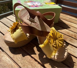 Sandalias con flor amarilla T.37 NUEVAS