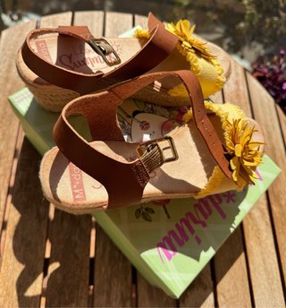 Sandalias con flor amarilla T.37 NUEVAS