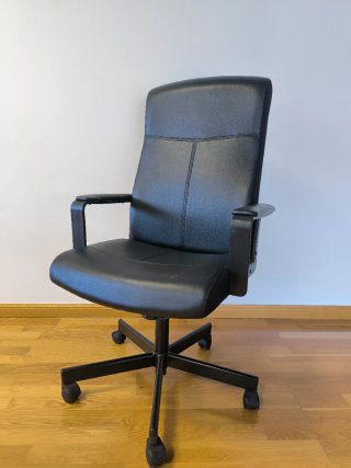 Silla de oficina giratoria negra