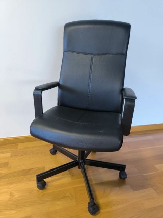 Silla de oficina giratoria negra