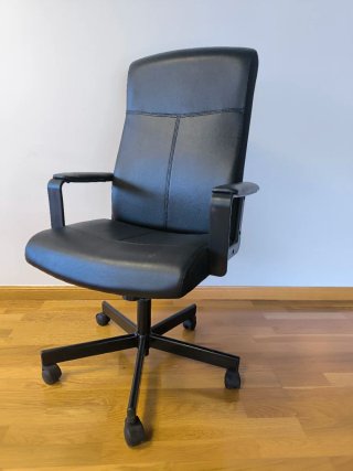 Silla de oficina giratoria negra