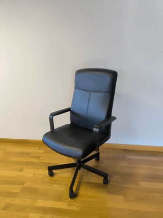 Silla de oficina giratoria negra