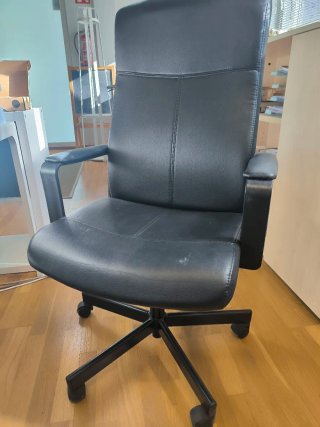 Silla de oficina giratoria negra
