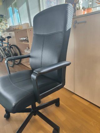 Silla de oficina giratoria negra